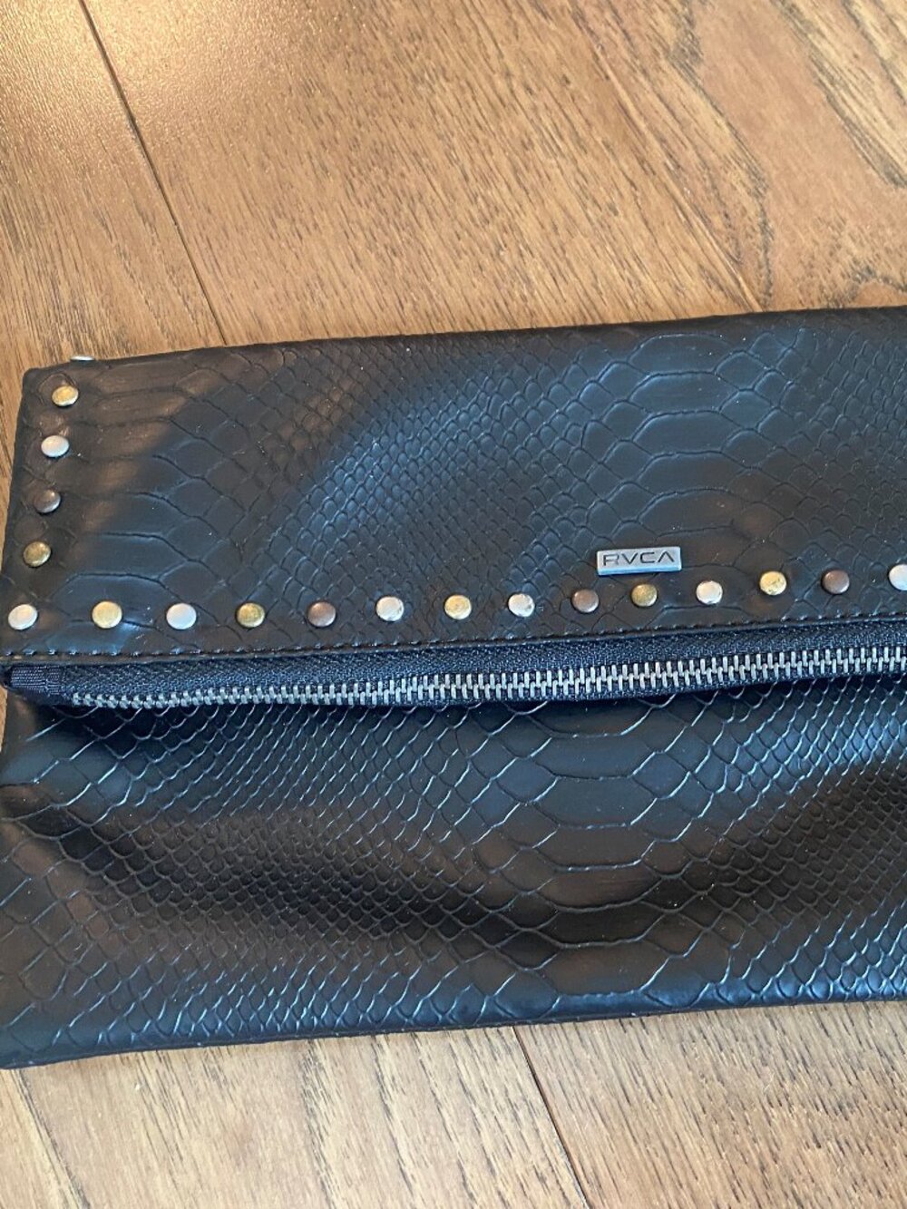 Sac simili cuir noir clouté avec ganse